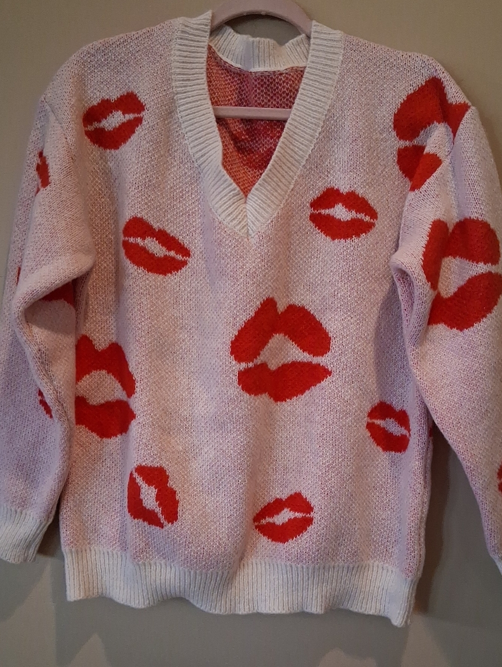 Lip Kiss Print V-Neck Sweater - Pink & Red